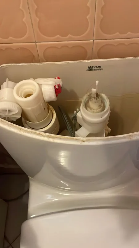 Mécanisme et flotteur dans le réservoir d'un WC